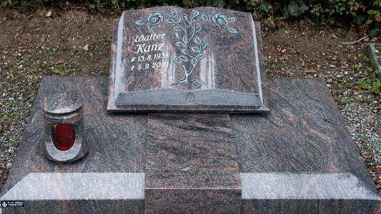 Urnengrabstein in rötlich-grauem Granit "geöffnetes Buch".